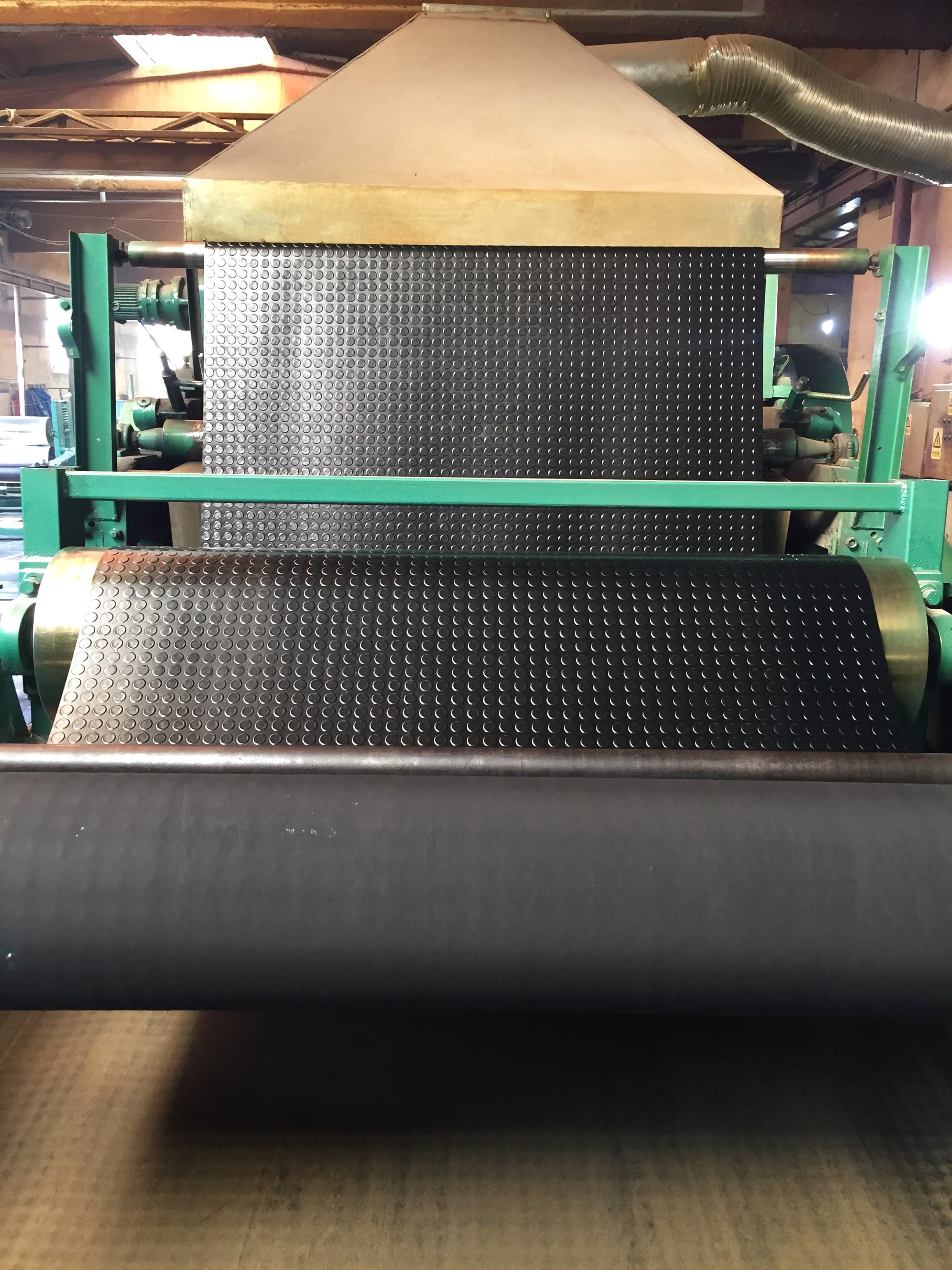Coin-stud anti-slip rubber sheet production-line view