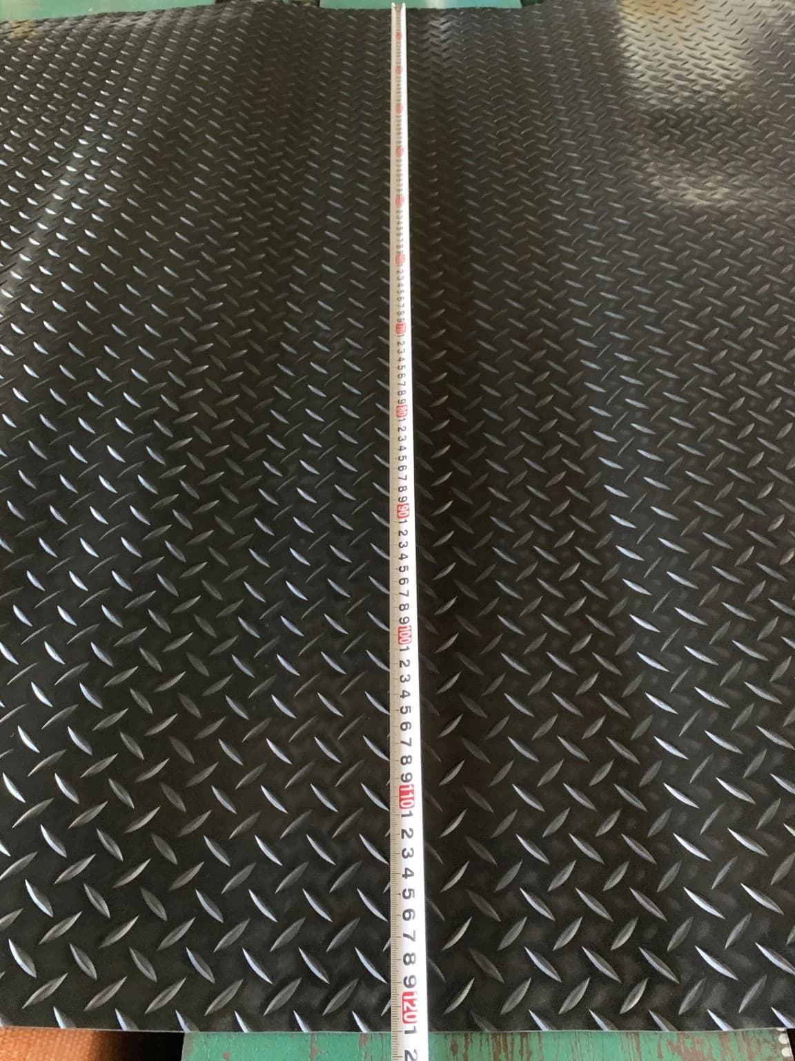 3mm diamond-pattern anti-slip rubber sheet with roll width measurement