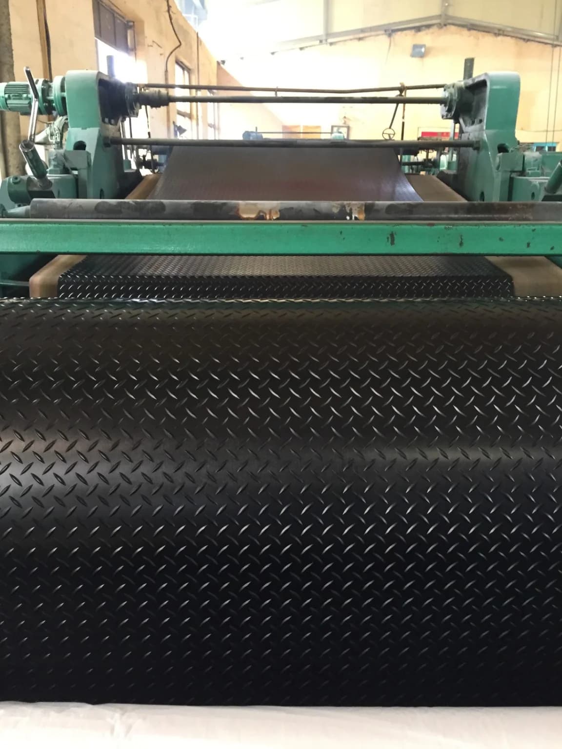 5mm diamond-pattern anti-slip rubber on the production line